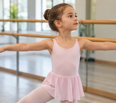 Menina praticando ballet em sala de dança