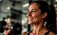 Mulher treinando musculação